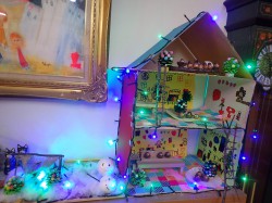 クローバー組の子どもたちがどんぐりハウスを作りました！どんぐりハウスにイルミネーションが点灯しましたよ